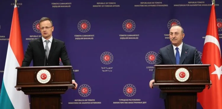 Bakan Çavuşoğlu'ndan İsveç'te Kur'an-ı Kerim'in yakılmasına tepki