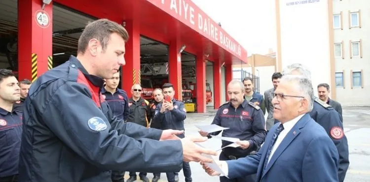 BAŞKAN BÜYÜKKILIÇ, ERCİYES TATBİKATI’NA KATILAN İTFAİYE EKİPLERİNE BELGELERİNİ VERDİ