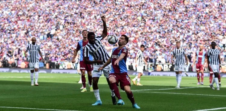 Şampiyon Trabzonspor, İstanbul'da Altay'ı yendi