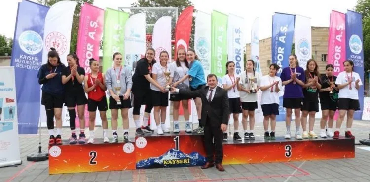 Cumhuriyet meydanında basketbol heyecanı