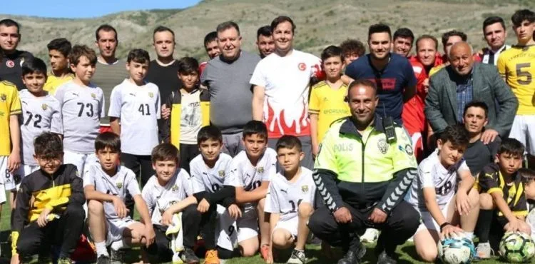 Kaymakam miniklerin teklifini geri çevirmedi, sahaya çıktı
