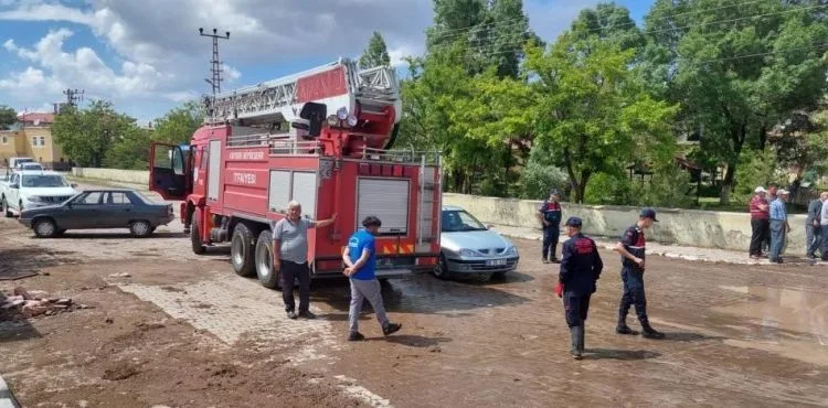 İtfaiye ekipleri 25 su baskınına müdahale etti