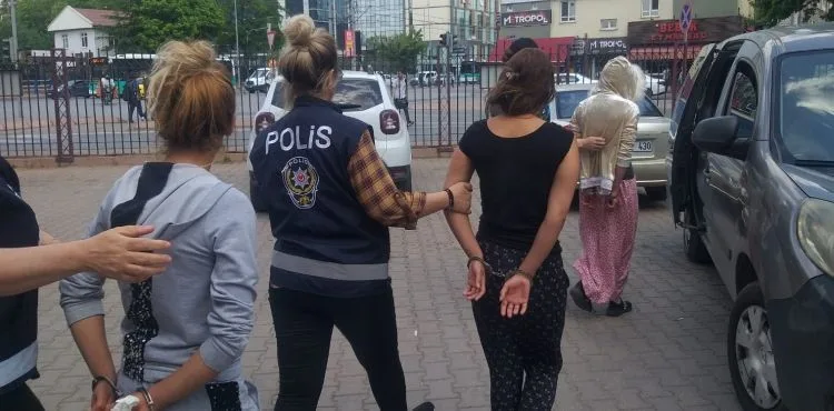 Kameradan tespit edilen 3 kadın hırsız tutuklandı