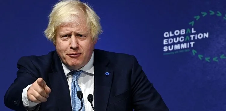 Boris Johnson görevinden istifa etti!