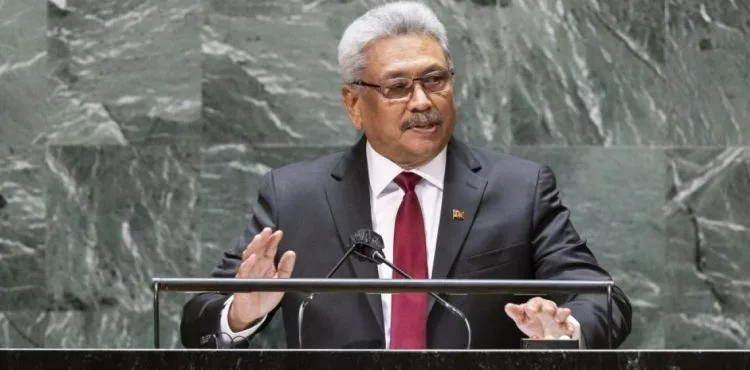 Sri Lanka devlet başkanı askeri uçakla ülkesini terk etti