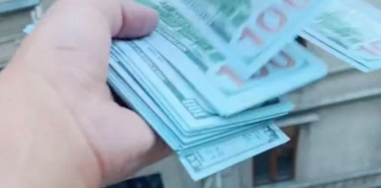 Otel penceresinden dolar saçan şahıs yakalandı