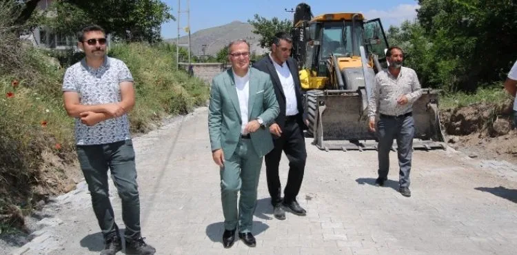 BEĞENDİK MAHALLESİNE 8 BİN METREKARE KİLİTLİ PARKE ÇALIŞMASI