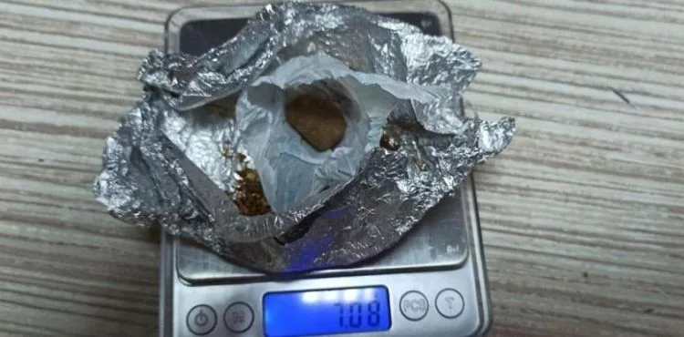Şüpheli maddeyi saklamaya çalışırken Güven Timleri’ne yakalandılar