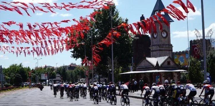 HEM PEDAL ÇEVİRİYORLAR HEM DE KAYSERİ’Yİ DÜNYAYA TANITIYORLAR