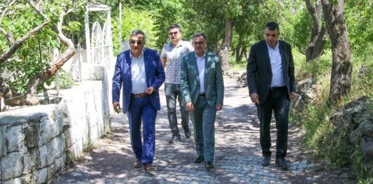 HACILAR’DA YOLLAR YENİLENİYOR “BU YIL HEDEFİMİZ 165 BİN METRE KARE KİLİTLİ PARKE YOL YAPMAK”