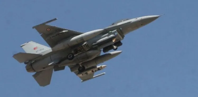 Türk F-16'larını Yunan uçakları yine taciz etti