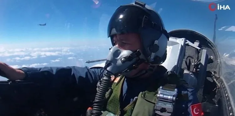 Milli Savunma Bakanı Akar, F-16 kokpitinde