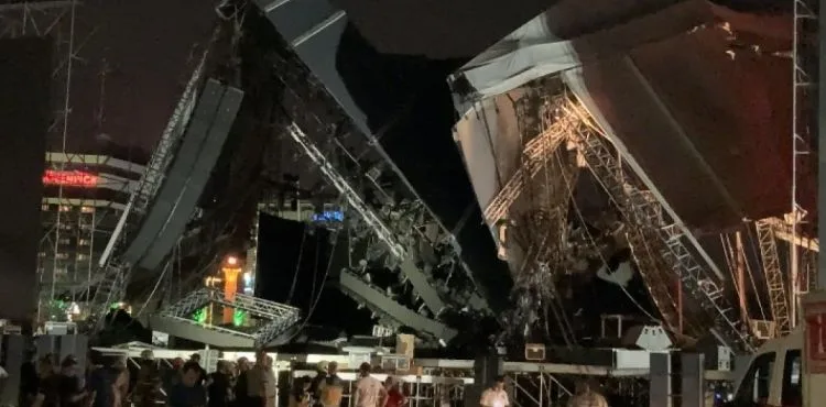 İzmir'de kurtuluş yıl dönümü için hazırlanan platform çöktü: 1 kişi yaralandı