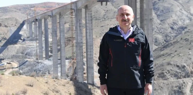 TÜRKİYE’NİN EN YÜKSEK AYAKLI VİYADÜĞÜ EĞİSTE’DE BİR AŞAMA DAHA TAMAMLANDI