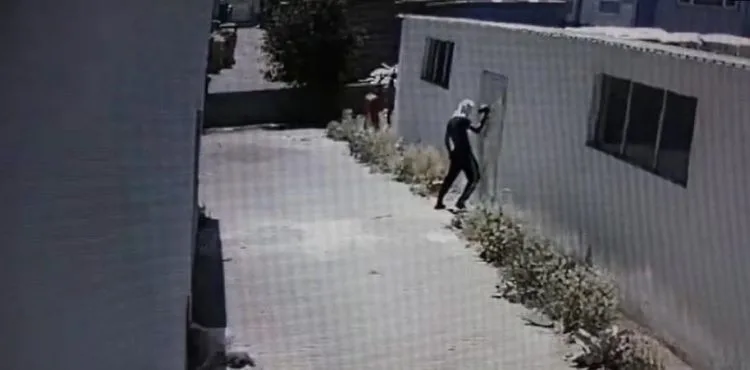 Hırsızlık yaptı, parmak izi kalmasın diye kapıyı sildi