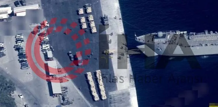 Yunanistan'ın Ege'de 'Gayri Askeri Statüdeki Adalar'a zırhlı araç sevkiyatı görüntülendi