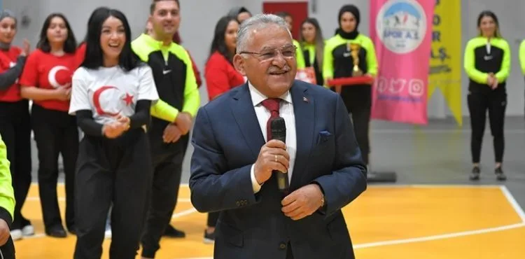 BÜYÜKKILIÇ, SPORCULARIN ‘CUMHURİYET’ COŞKUSUNA ORTAK OLDU