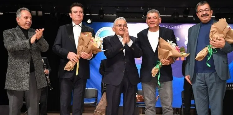 BAŞKAN BÜYÜKKILIÇ, KONSER VE ŞİİR DİNLETİSİNDE ŞARKI SÖYLEDİ