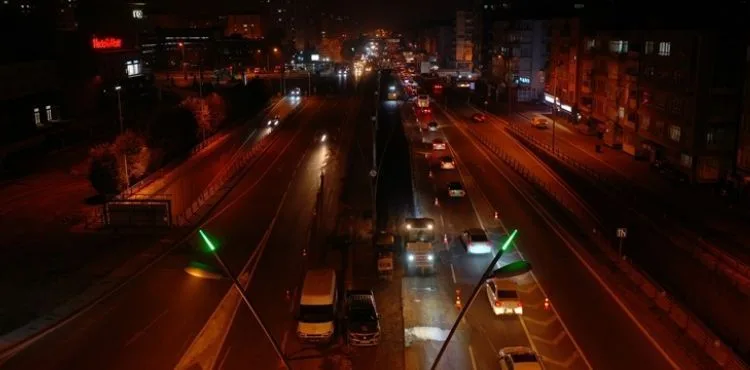 BÜYÜKŞEHİR, ANA ARTERDEKİ YOL GENİŞLETME VE ŞERİT DÜZENLEME ÇALIŞMALARINI TAMAMLADI