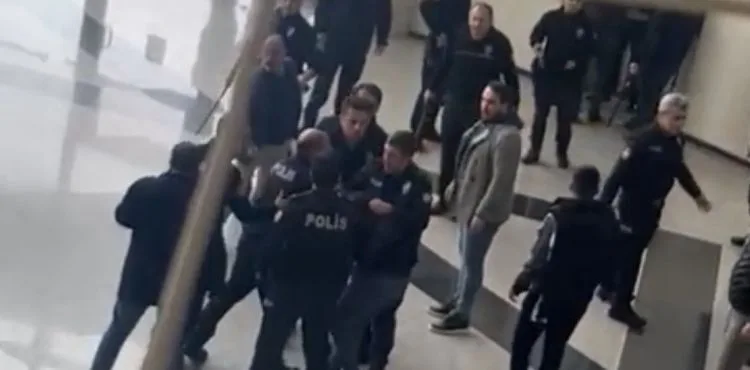 Adliyeye çıkarılan şüpheliyi, hasımları bıçakladı
