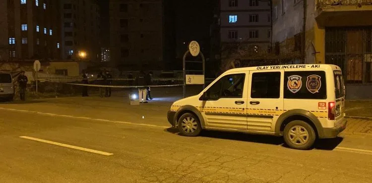 Evinin önünde bıçaklanan genç ağır yaralandı