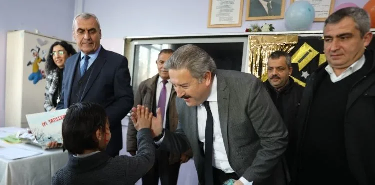 BAŞKAN PALANCIOĞLU, ÖĞRENCİLERİN KARNE HEYECANINA ORTAK OLDU