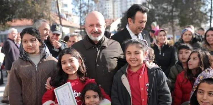 BAŞKAN ÇOLAKBAYRAKDAR, ÖĞRENCİLERİN KARNE HEYECANINA ORTAK OLDU