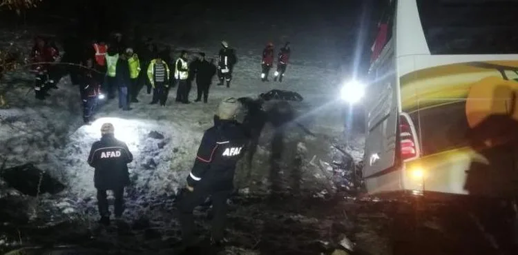 Yolcu otobüsü devrildi: 4 ölü 24 yaralı