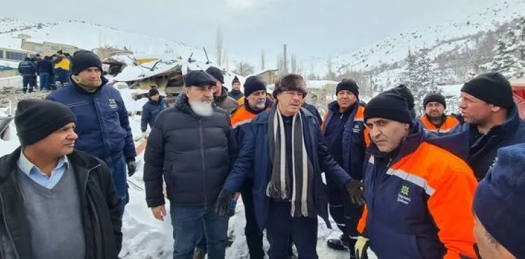 Şeker Fabrikası ekipleri, enkaz altından 29 kişiyi sağ olarak kurtardı