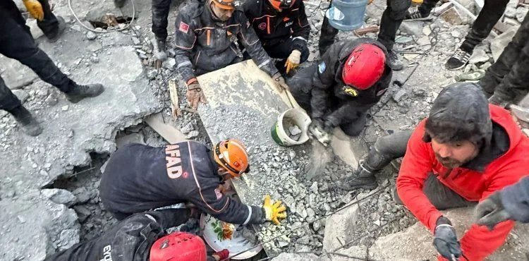 Depremin 62 saatinde enkazdan sağ salim kurtarıldı