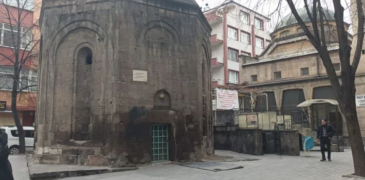 Türbe yanındaki tuvalete yıkım kararı