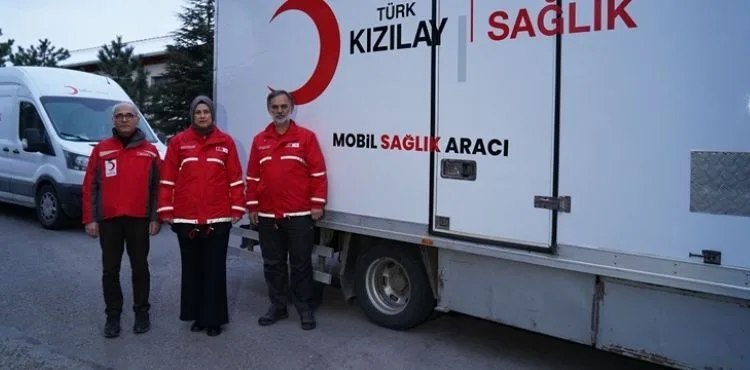 KIZILAY DEPREM BÖLGESİNDEKİ SAĞLIK HİZMETLERİNİ TAKVİYE EDİYOR