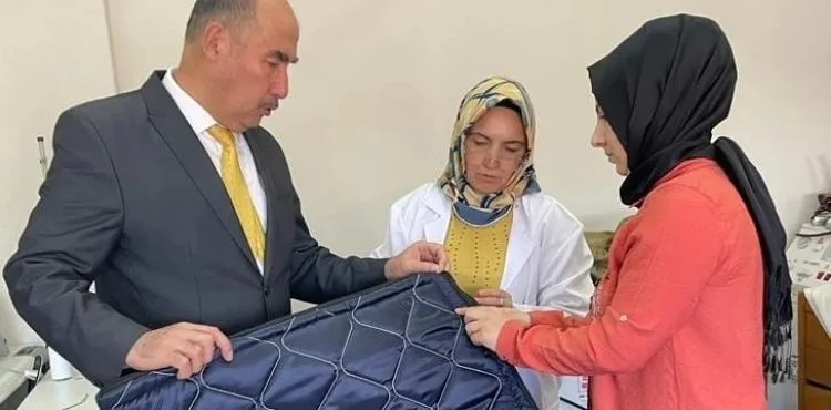 Hacılar'da kadınlar deprem bölgesi için uyku tulumu dikiyor
