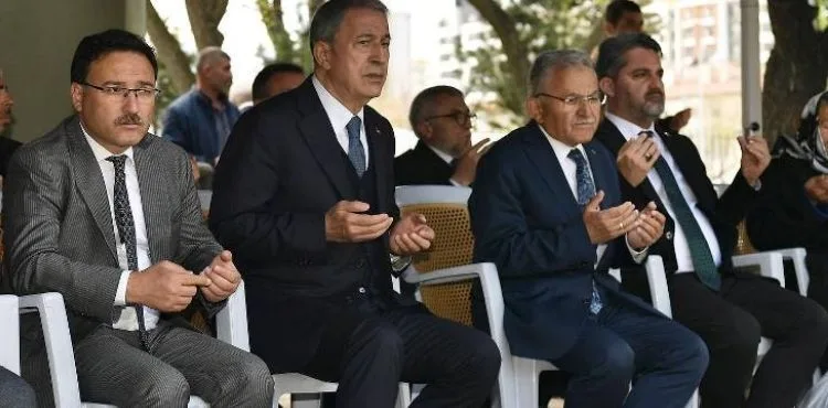 BAKAN AKAR, VALİ ÇİÇEK VE BAŞKAN BÜYÜKKILIÇ’TAN “ŞEHİTLİK” ZİYARETİ