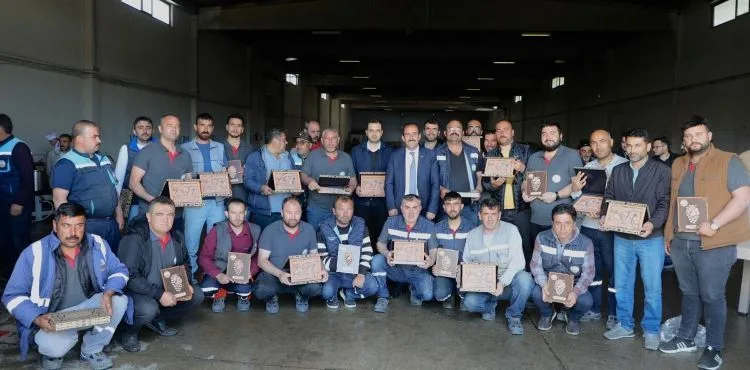 Başkan İlmek’ten depremde enkaz kaldıran işçilere plaket