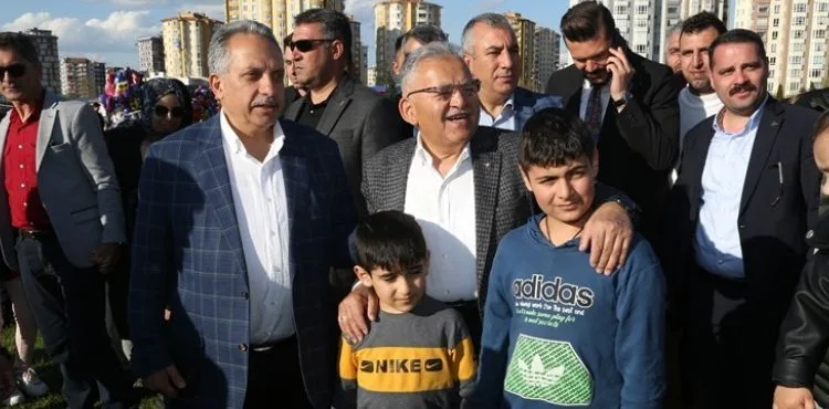 BAKAN AKAR İLE BAŞKAN BÜYÜKKILIÇ, İŞÇİ VE AİLELERİYLE KONSERDE BİR ARAYA GELDİ