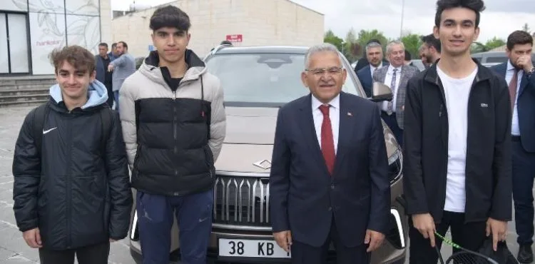 BAŞKAN BÜYÜKKILIÇ’TAN BÜYÜKŞEHİR BELEDİYESİ’NİN TOGG’U İLE ÖĞRENCİLERE ŞEHİR TURU