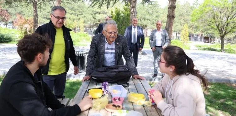 BAŞKAN BÜYÜKKILIÇ, HACILAR’DA VATANDAŞLARLA VE GENÇLERLE BULUŞTU, TÜRK BAYRAĞI TAŞIDI
