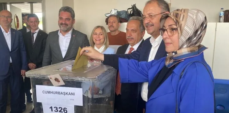 Mehmet Özhaseki ile eşi Neşe Özhaseki oyunu kullandı