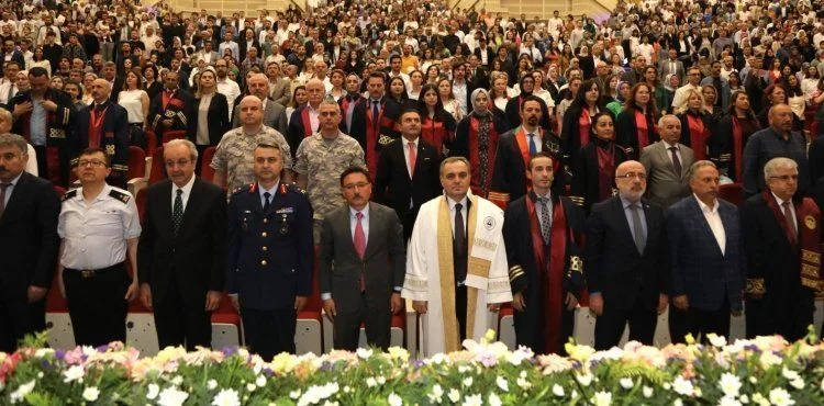 ERÜ Tıp Fakültesi 49. Dönem Mezunlarını Verdi