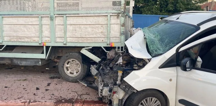 Hakimiyetini kaybeden araç yol kenarından duran kamyona çarptı
