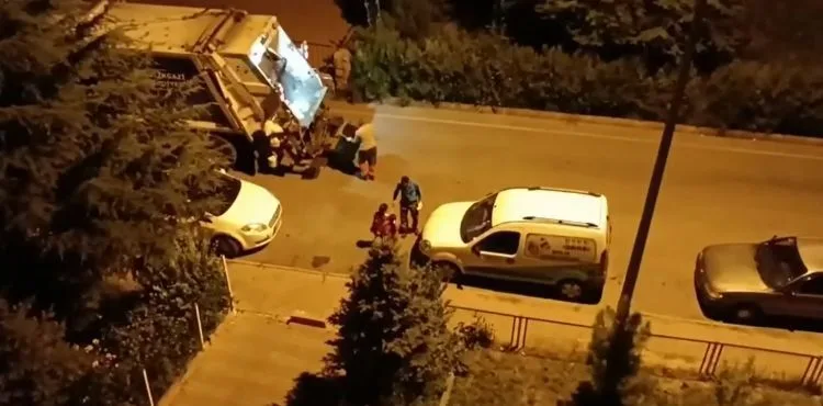 Temizlik personelinden yüzleri güldüren davranış