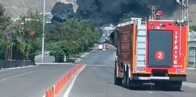 OSB’de yangın: itfaiye ekiplerinin müdahalesi sürüyor