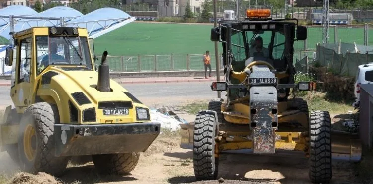 TALAS BELEDİYESİ BAŞAKPINAR’DA 6 SOKAKTA BİRDEN ÇALIŞTI