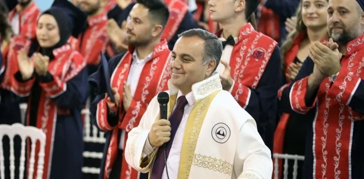 ERÜ Edebiyat Fakültesinde Mezuniyet Coşkusu Yaşandı