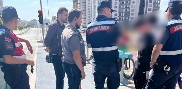Belediye bisikletlerini sökmeye çalışan çocuklar yakalandı