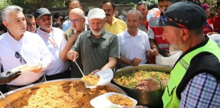 BAŞKAN ÇOLAKBAYRAKDAR’A, PİLAV ŞENLİĞİNDE VATANDAŞLARDAN YOĞUN İLGİ
