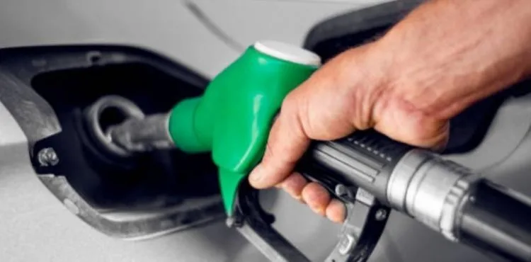 Benzine indirim beklentisi