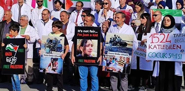 Filistin’de yaşanan insanlık dramı adına: ‘Beyaz Önlüklüler Gazze İçin Ayakta’
