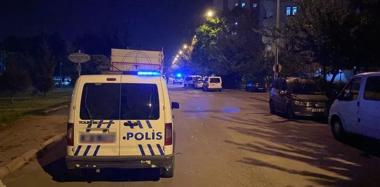 Bıçakla kendine zarar vermeye çalışan şahıs daha sonra polislere yönelince etkisiz hale getirildi
